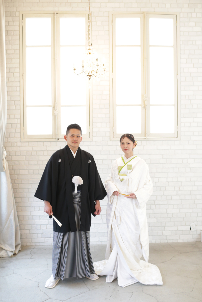 はじめはキリっとした表情で。