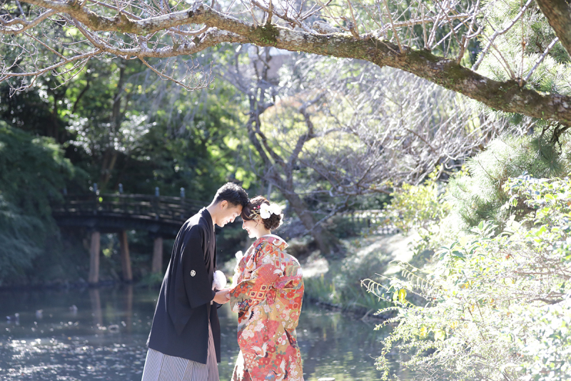緑の隙間からお2人へ差し込む綺麗な光。