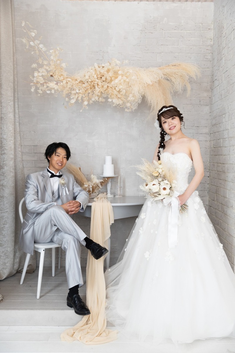 スタジオセットでリラックスショット