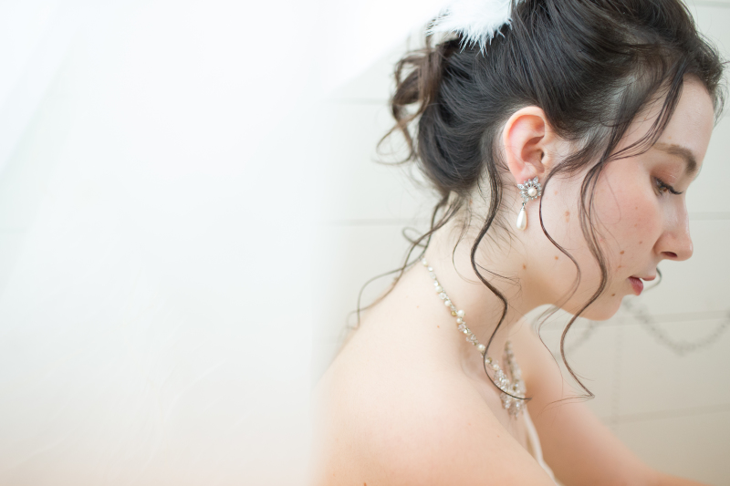 おくれ毛とアクセサリーで小顔効果も