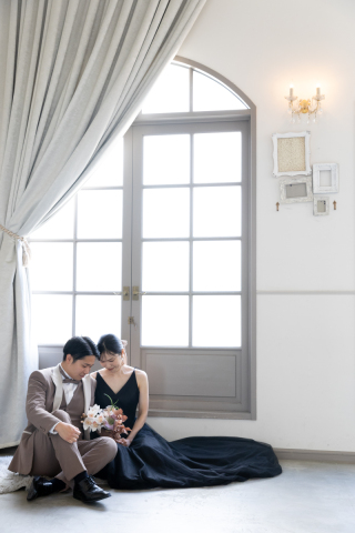 スタジオの空間や二人の雰囲気を活かした1枚。引きのお写真でも2人の良さが引き立つ写真を。