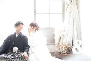 たっぷりと日が差し込むボンフルールのスタジオで、やわらかく優しい雰囲気のお写真が撮影できます。開放感たっぷりなスタジオでお２人の自然な表情をお撮りしていきます♪