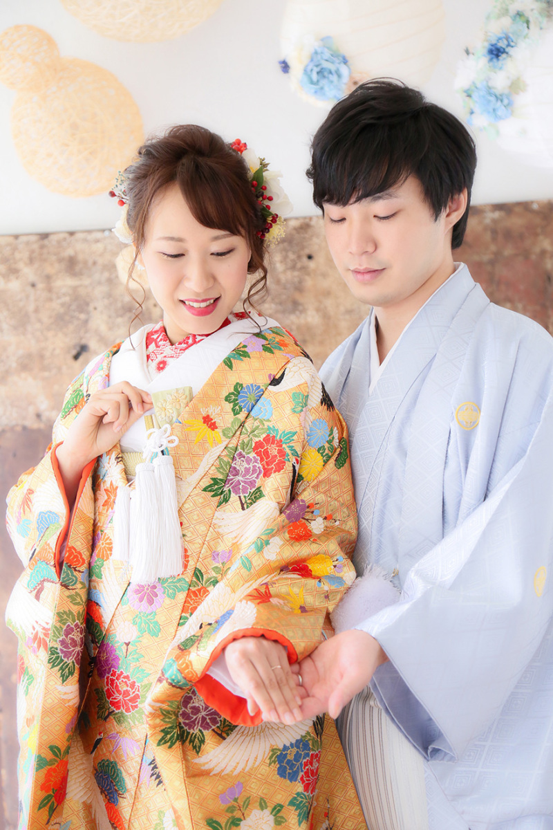 手を取り合って