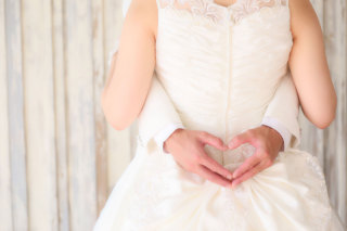 純白のドレスとタキシードで