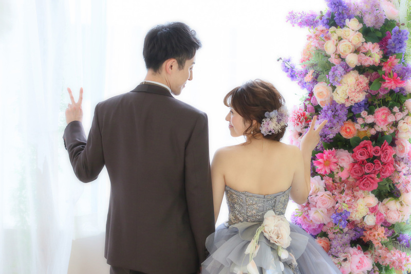 後ろ姿や髪飾りも素敵なショット