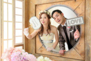 明るく可憐なイエローのカラードレスで♪