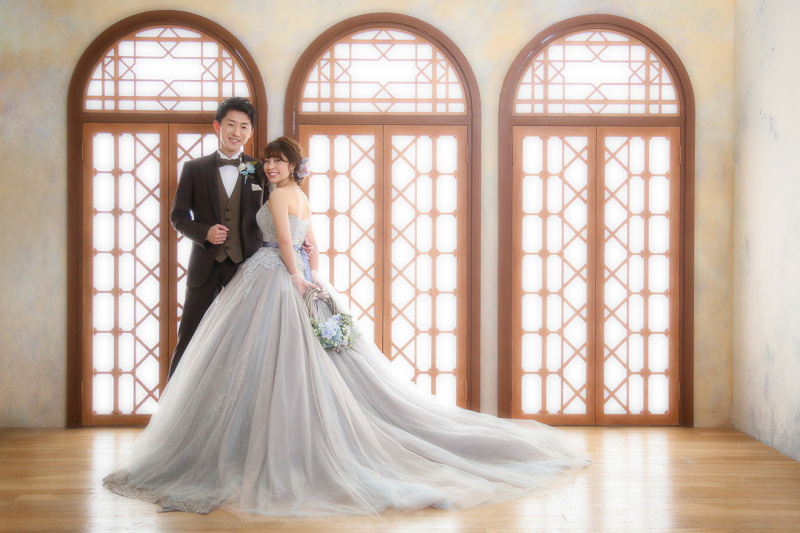 アンティーク調な背景にマッチする立ち姿