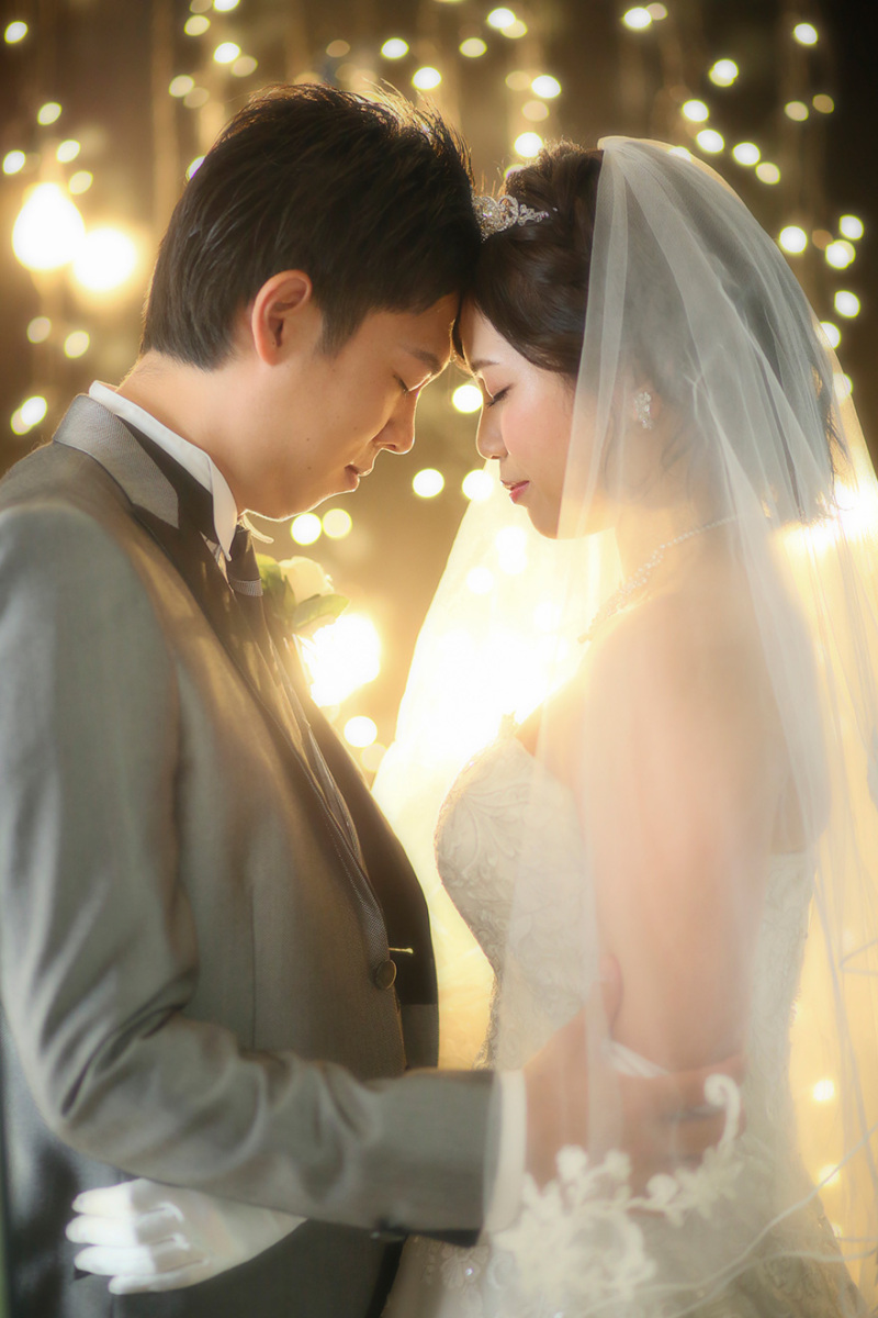 夜景をバックに撮影したようなショット