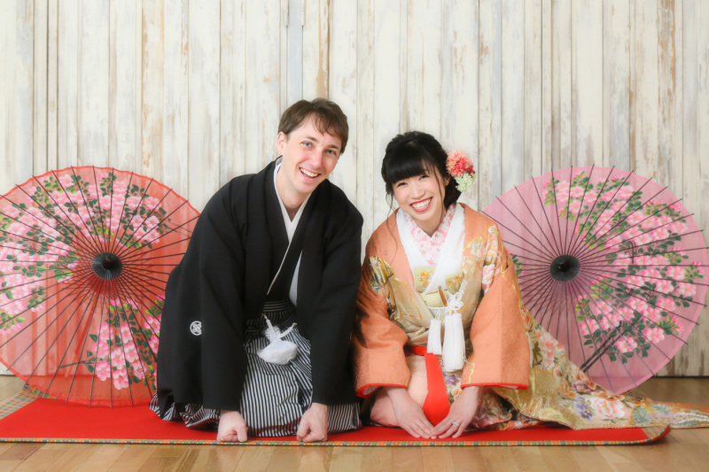 海外の方にも大好評の和装で正座ポーズ!