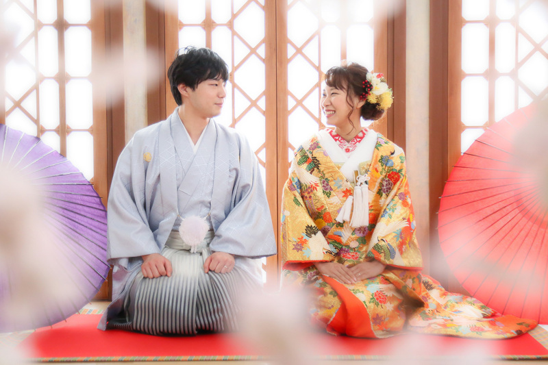 正座ポーズでカジュアルに