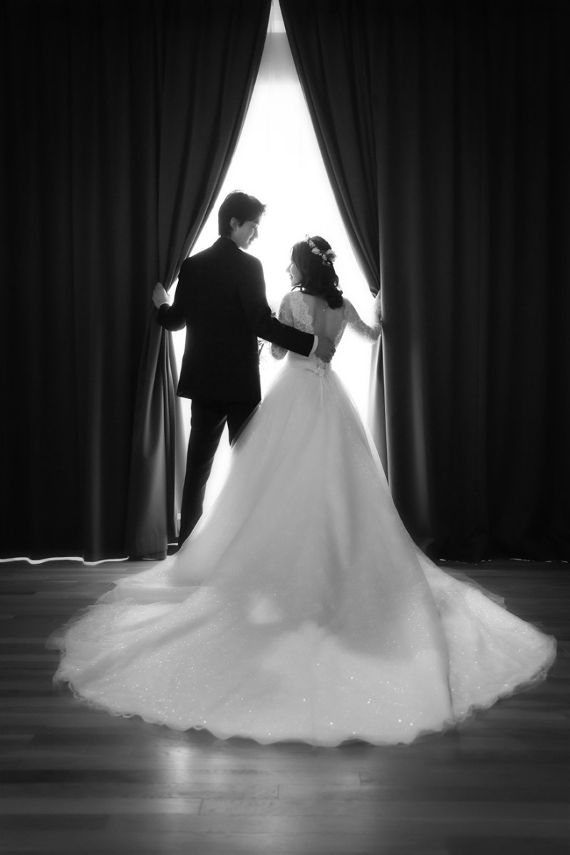 白ドレスはモノクロで