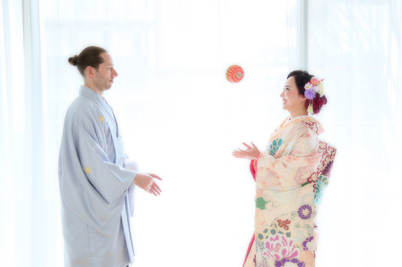 明るいお着物を着て、楽しそうなお二人