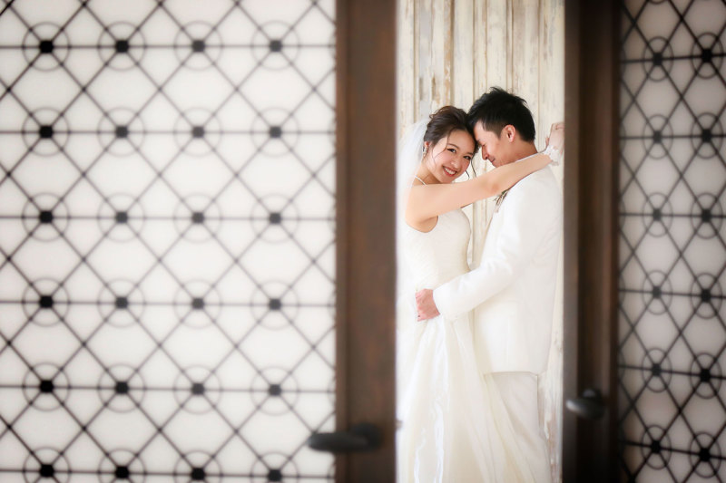 扉の間からチラッ♪