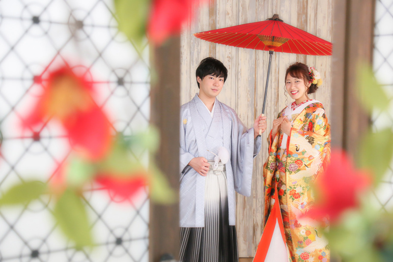 傘を差し合う2人