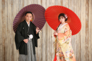 和傘などの撮影小物を持って雅な雰囲気で