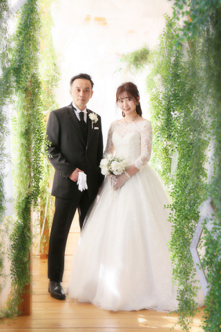 緑に囲まれた廊下では暖かい幸せな瞬間を形にします！