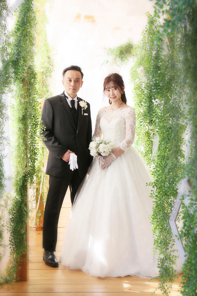 緑に囲まれた廊下では暖かい幸せな瞬間を形にします！