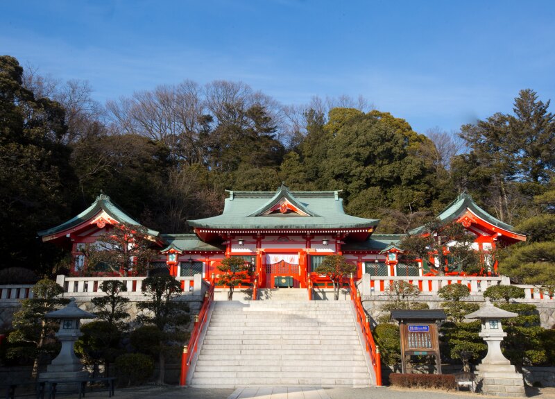 快晴の空と朱塗りの社殿がやっぱり魅力！