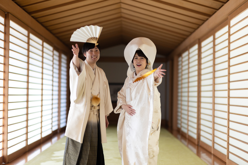 結婚式でしか踏み入れられない場所での記念撮影