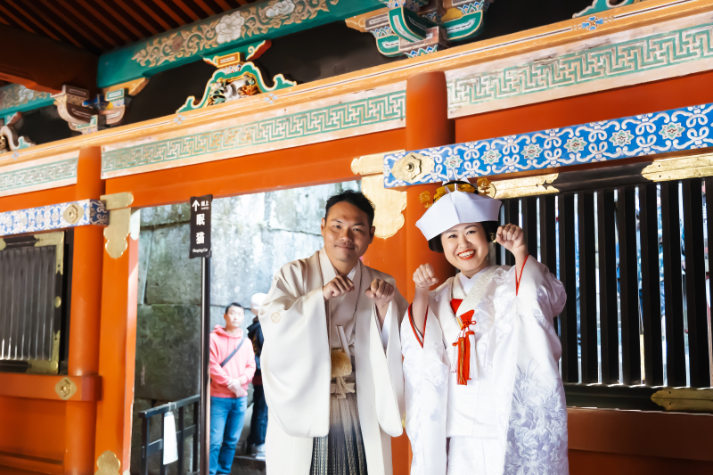 眠り猫の前での記念撮影