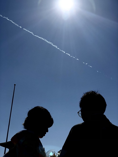 快晴！雲ひとつない空にはきれいな飛行機雲が！