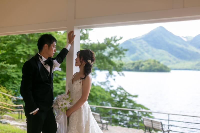 湖が見える開放的な廊下で