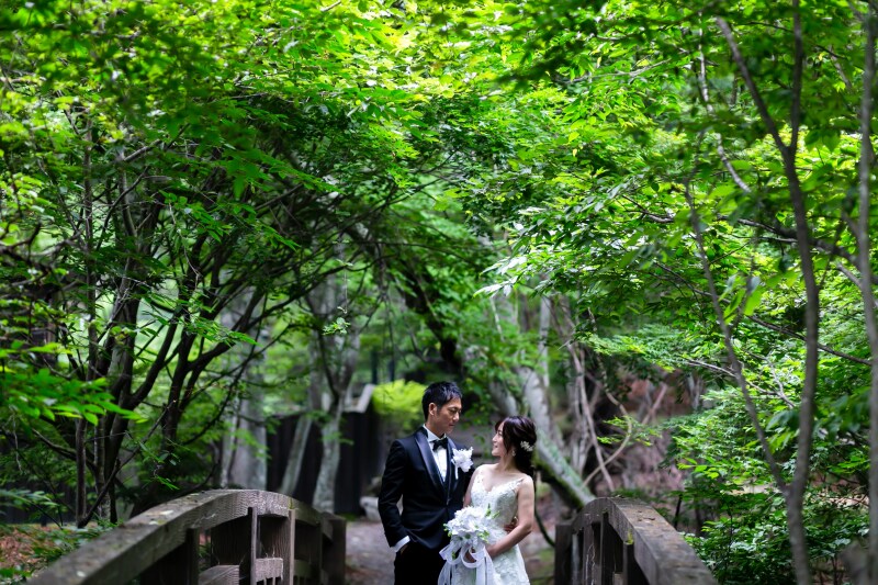 小さな橋がフォトスポット!二人の距離感も〇