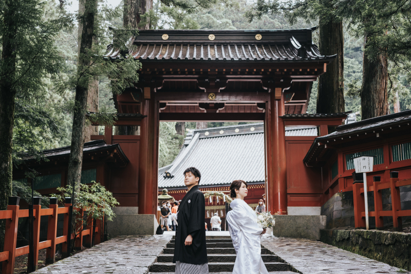 朱塗りの門と緑のコントラストがきれい！