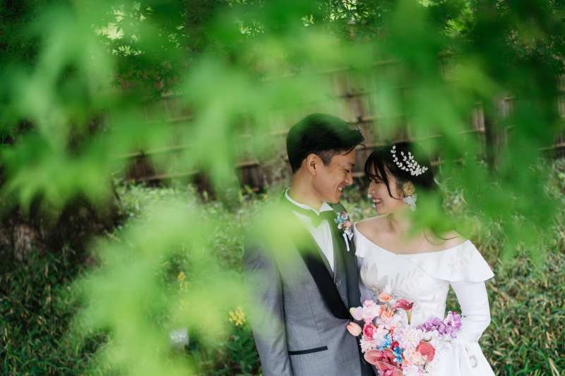 そっと目を閉じて、笑顔を交わすおふたり