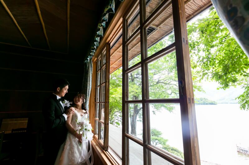 窓の外には見渡す限りの緑と湖