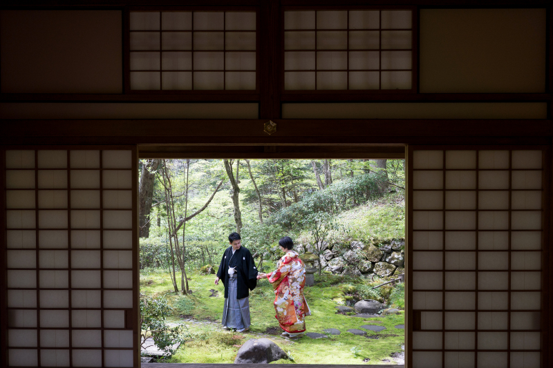 お着物が美しく映えるショットです。