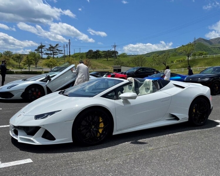 【オプションプラン】最新型「ランボルギーニウラカンEVOスパイダー」オープンモデルと撮影が出来る!