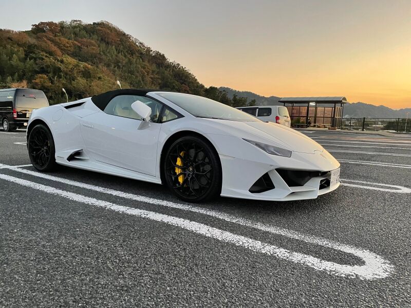 【オプションプラン】最新型「ランボルギーニウラカンEVOスパイダー」オープンモデルと撮影が出来る!