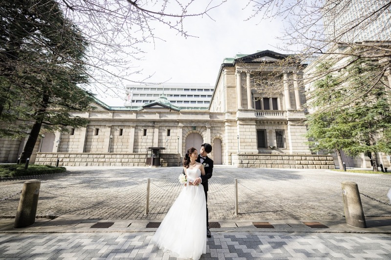 日銀前でハグショット♡