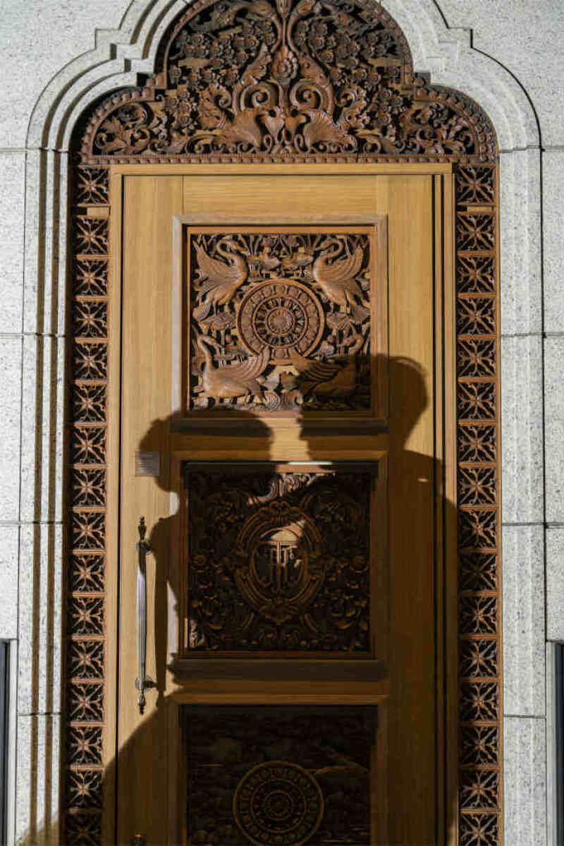 扉に映る影のショット