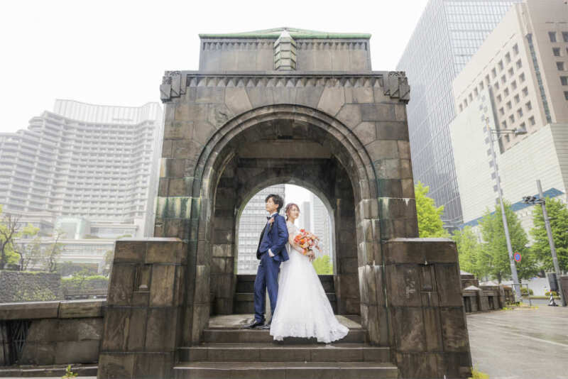 和田倉門で背中合わせに