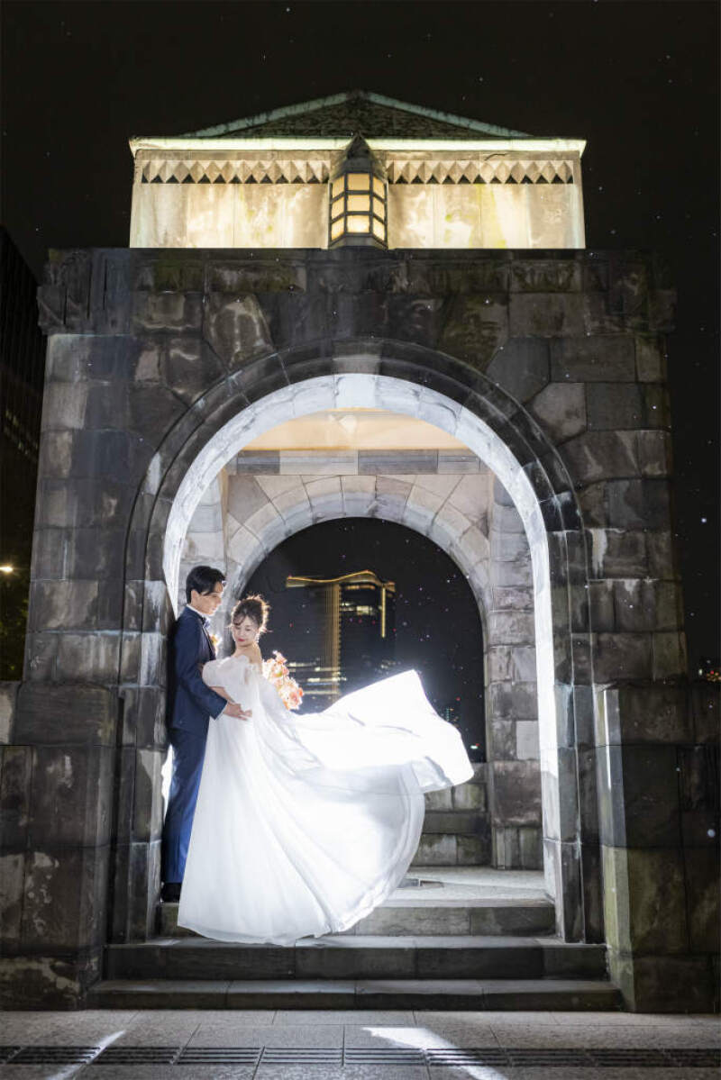 ドレスが輝く、和田倉門での一枚