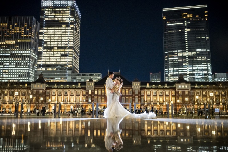 東京駅前で映り込みを
