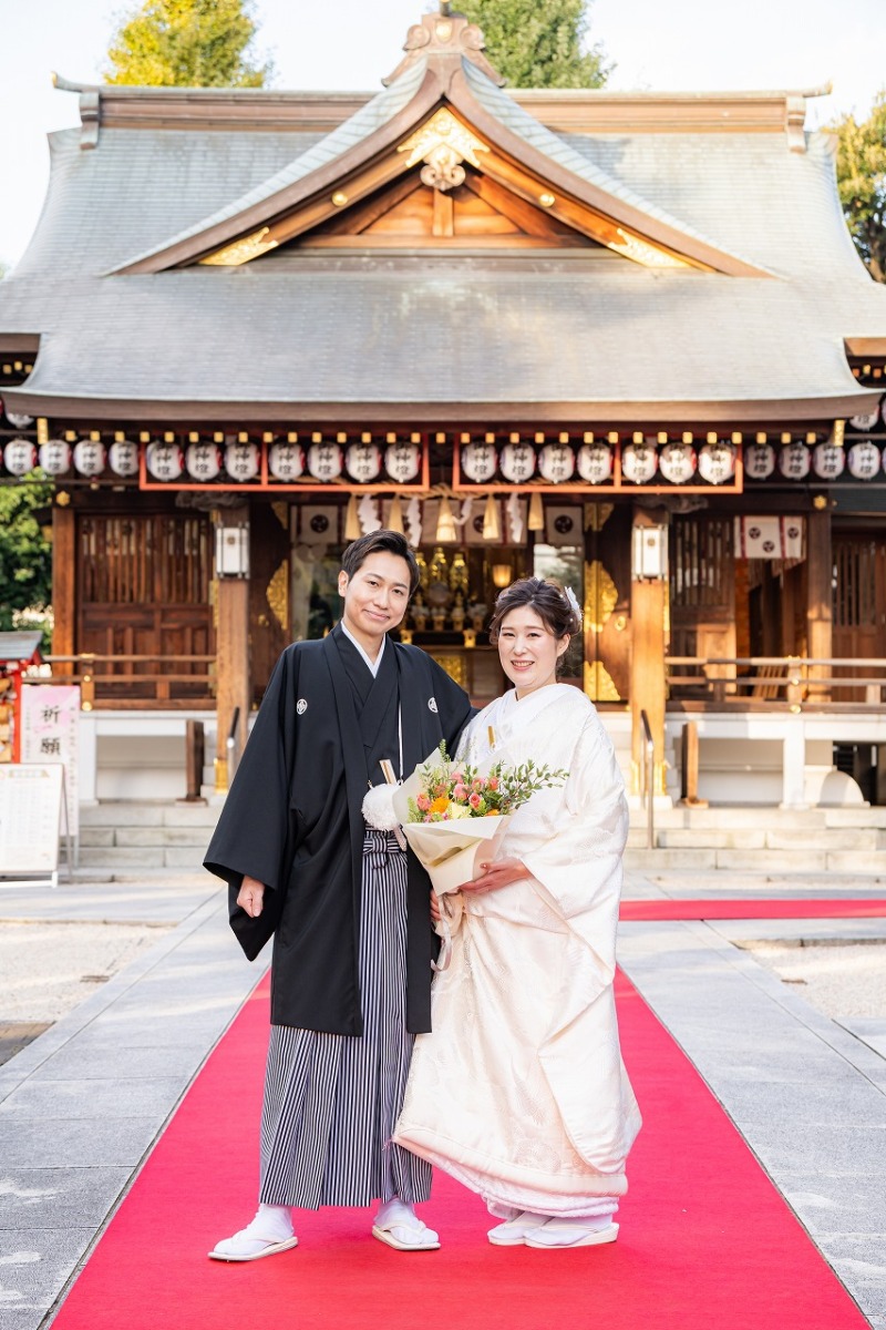 神社を背景に残した和装結婚式の一枚