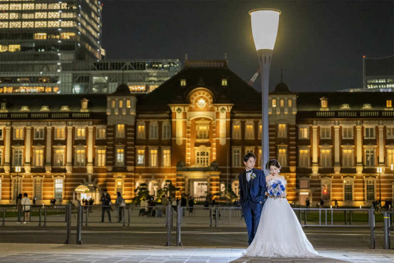 東京駅前でスタイリッシュな立ち姿を…