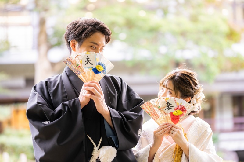 夫婦扇子で楽し気に♪