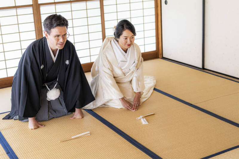 お手をついておふたりで礼をするショット！