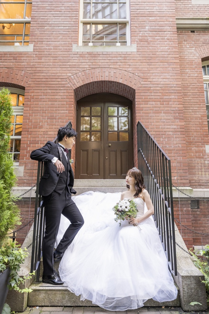 三菱一号館前で