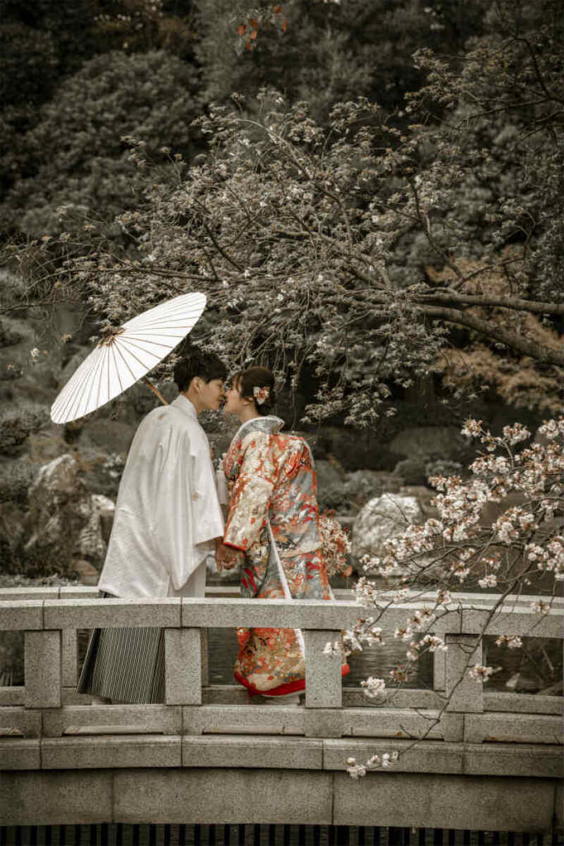 庭園の橋の上でお鼻こつんポーズ♡