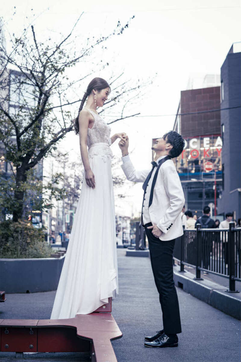 段差の上で楽し気なエスコートショット♪