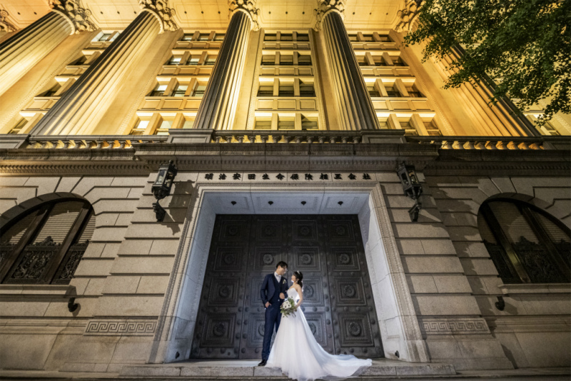 明治安田生命ビルの扉の前で