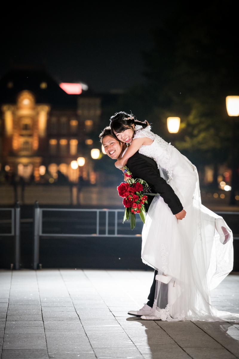 東京駅をバックにおんぶ☆