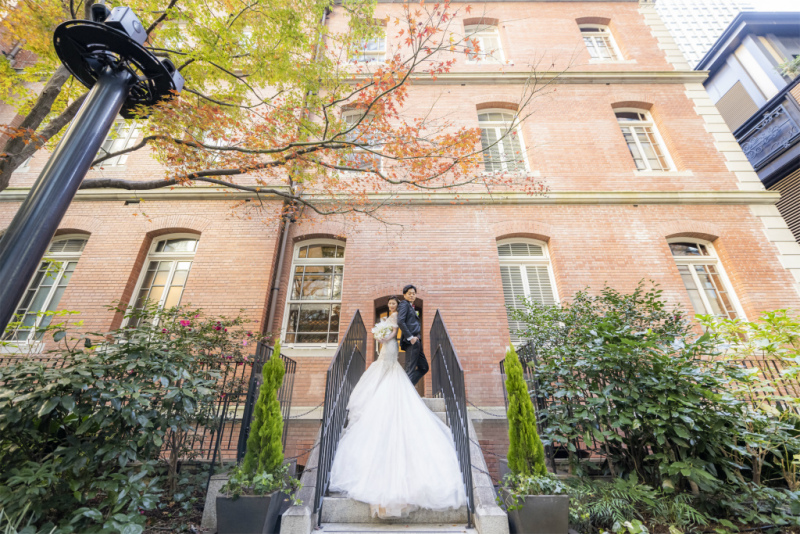 三菱一号館美術館の前で