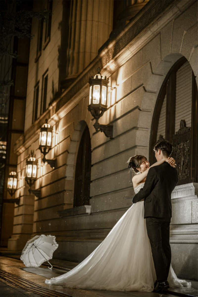 安田生命ビルで映画のようなハグショットを