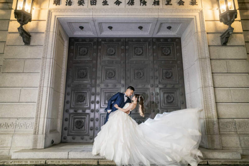 明治安田生命ビルでドレスをファサッと！